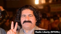 علي وزير له څه باندې ۱۴ مياشتو راهيسې په کراچۍ کې زنداني دی - انځور له ارشيفه