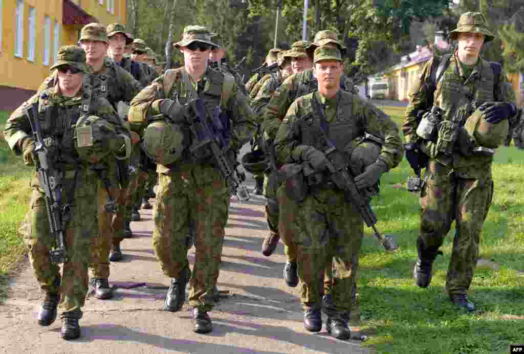 Украинские военнослужащие маршируют во время церемонии открытия учений.