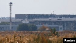 Украинский флаг над терминалом донецкого аэропорта, 1 сентября
