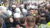 Туркање меѓу полицијата и студентите кои го блокираа влезот на РТС, Белград, 16 април 2025 година