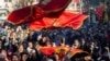 Верующие Сербской православной церкви размахивают флагами в Цетине. 6 января 2020 года