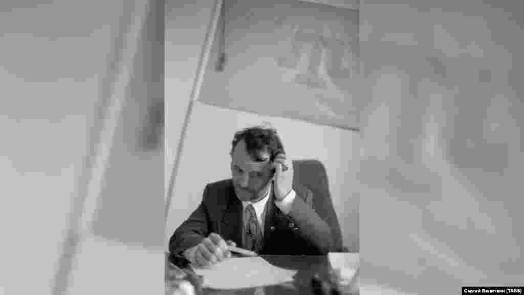 Червень 1994. Тоді ще один з керівників Меджлісу кримських татар Мустафа Джемілєв з тамгою на стіні свого кабінету