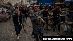 Talibanski borci patroliraju na pijaci u starom dijelu Kabula, 14. septembar 2021. 