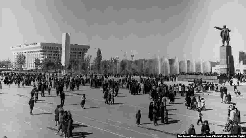 Ала-Тоо аянты. 1984-жыл (солдо). Ала-Тоо аянтынынан Ак үйдү көздөй өтүп бара жаткан митингчилер. 2021-жыл. Совет доорунда Ала-Тоо аянтында Лениндин айкели турчу. 2003-жылы Лениндин эстелигинин ордуна Эгемендүүлүктүн 12 жылдыгына карата “Эркиндик” эстелиги тургузулган. 2011-жылы 31-августта Эгемендүүлүктүн 20 жылдыгынын урматына башкы майданга бийиктиги 17 метр болгон Манастын айкели орнотулган. 