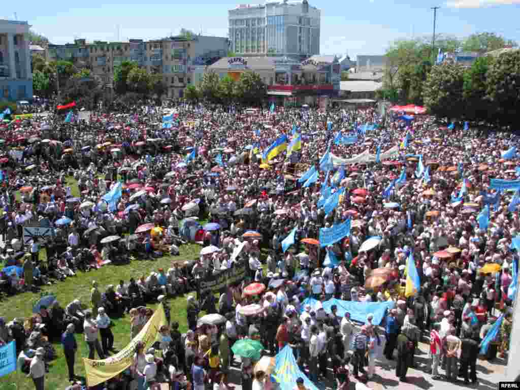 7. Год 2009-й, Симферополь, площадь Ленина. Трагедия крымских татар находит отклик в рядах украинских националистов – красно-черный флаг на заднем фоне – тому свидетельство. К сожалению, понимание важности крымско-украинских отношений пришло слишком поздно.
