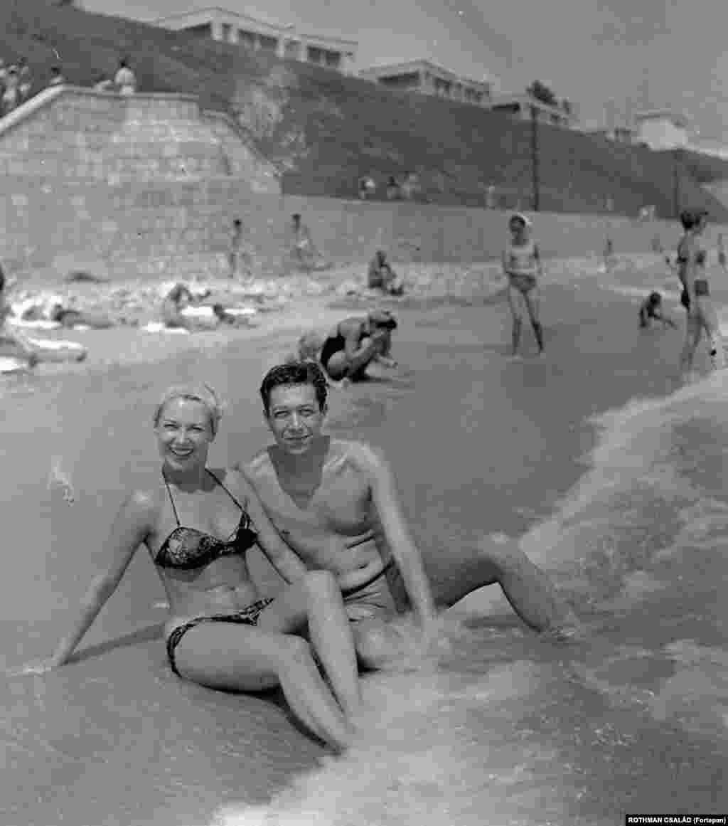 Actorii Istvan Rozsos and Dorottya Geczi se relaxează pe malul Mării Negre, în apropiere de Constanța (1959). 