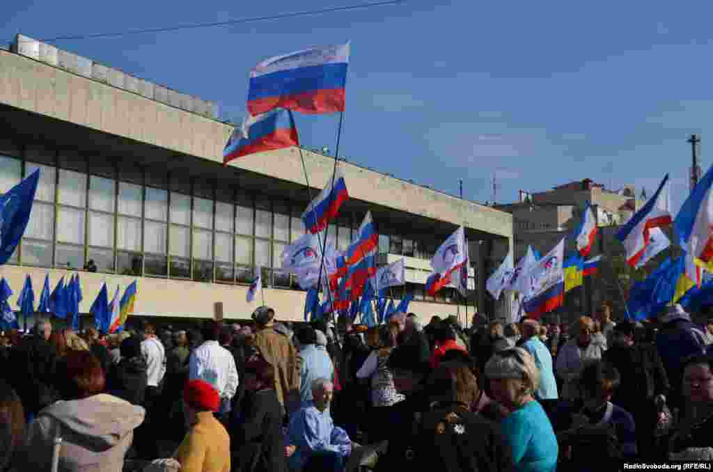 У черговий раз під час Євромайдану на центральну площу вийшли проросійські активісти. Акція відбувається навпроти Українського театру на площі Леніна. Після анексії театр перейменували на Музичний