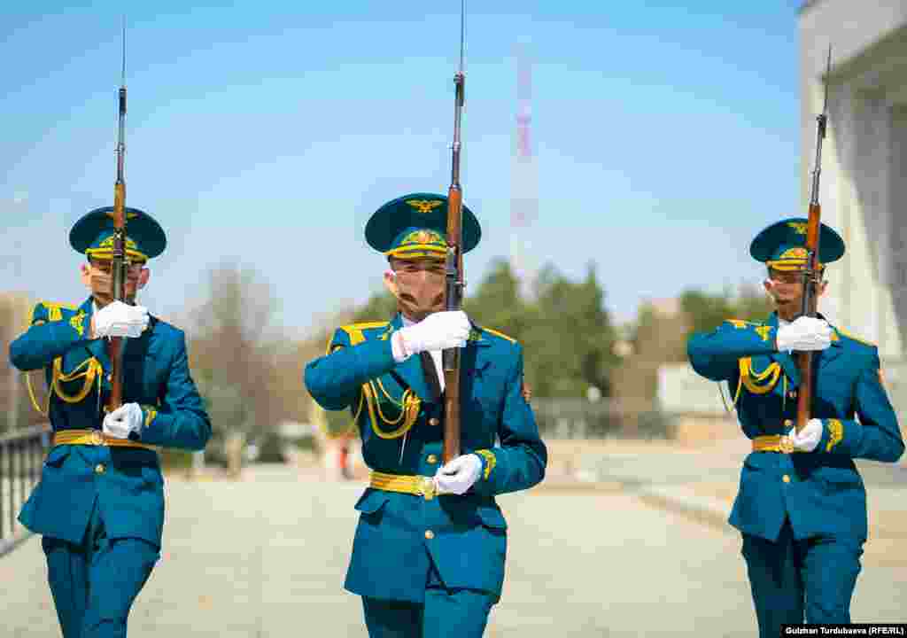Часовые, охраняющие государственный флаг на площади «Ала-Тоо».