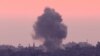 Fumul se ridică deasupra Fâșiei Gaza, în urma unui atac aerian israelian, pe fondul conflictului în curs de desfășurare între Israel și Hamas. 5 iunie 2024. 