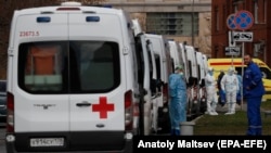 Черга з автомобілів швидкої допомоги в одній із російських лікарень, квітень 2020 року