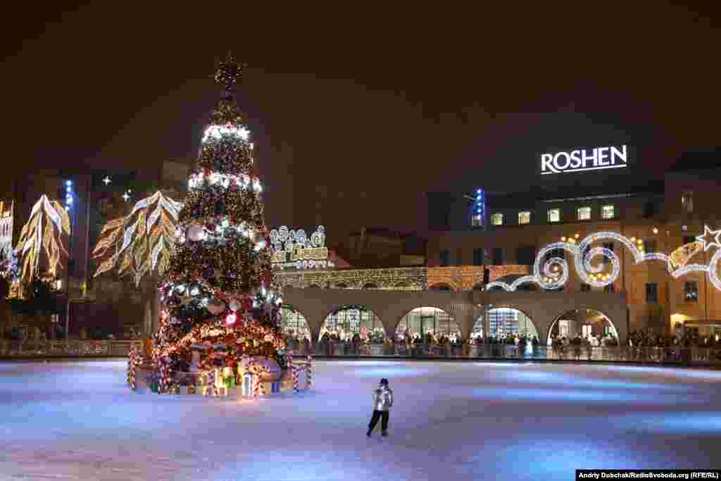 Ковзанка від ROSHEN, площею 2 тисячі квадратних метрів, зі святковою ялинкою посередині, вже відкрита для відвідувачів у Киві з 30 листопада 2020 року