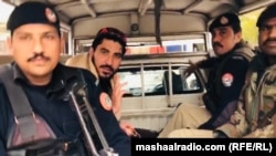 منظور پښتين له پاکستاني پوليسو سره (ارشيف)