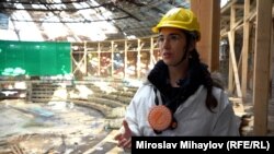 Арх. Дора Иванова в сградата на Бузлуджа