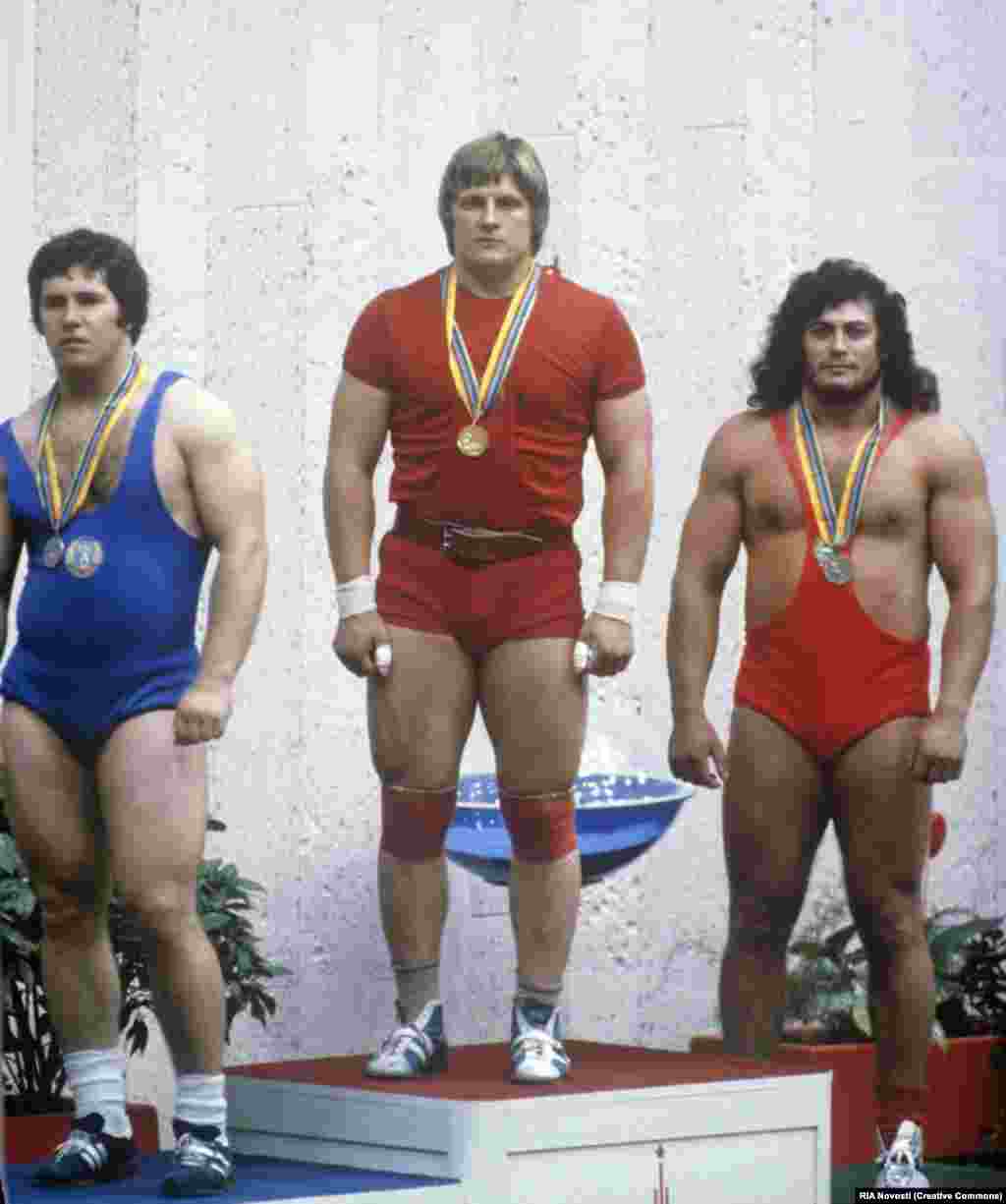 Dizači tegova (s lijeva na desno) Valentin Hristov iz Bugarske, Leonid Taranenko iz Sovjetskog Saveza i Mađar Gjorgi Szalai na pobjedničkom podiju. &nbsp;
