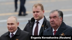 Putin sa predsednikom Tadžikistana Emomalijem Rahmonom na Crvenom trgu u Moskvi, 9. maj