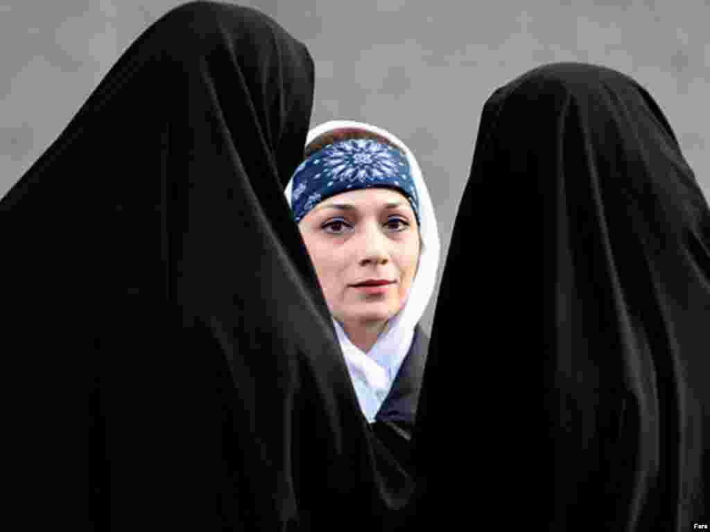 "Namünasib" geyidniyi üçün saxlanan Tehran sakini. 4 aprel 2007