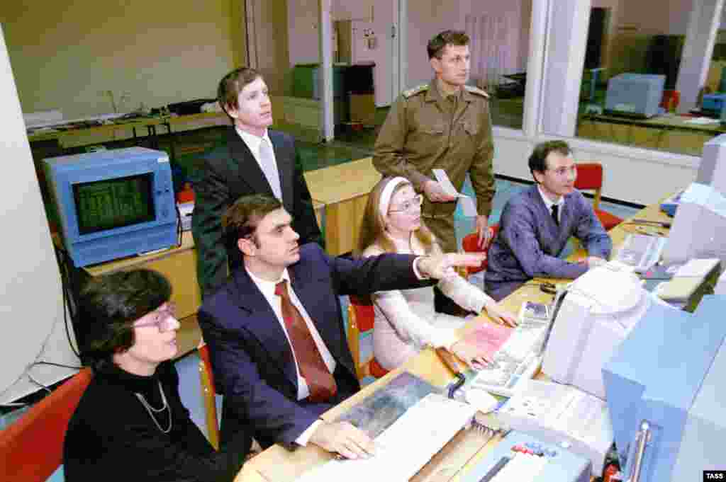 3 ноября 1996 года, Центр дальней космической связи под Евпаторией. Группа украинских и российских специалистов координируют работу наземных систем связи с космическим аппаратом «Марс-96». 16 ноября межпланетная станция «Марс-96» совершила три витка вокруг Земли, вошла в атмосферу и там частично разрушилась. Это случилось через пять часов после запуска. 17 ноября аппарат упал в воды Тихого океана. Это была первая попытка России отправить миссию на Марс. Она оказалась неудачной, как и последующие. Украина в ноябре 2020 года присоединилась к программе NASA по освоению Марса, Луны, комет и астероидов