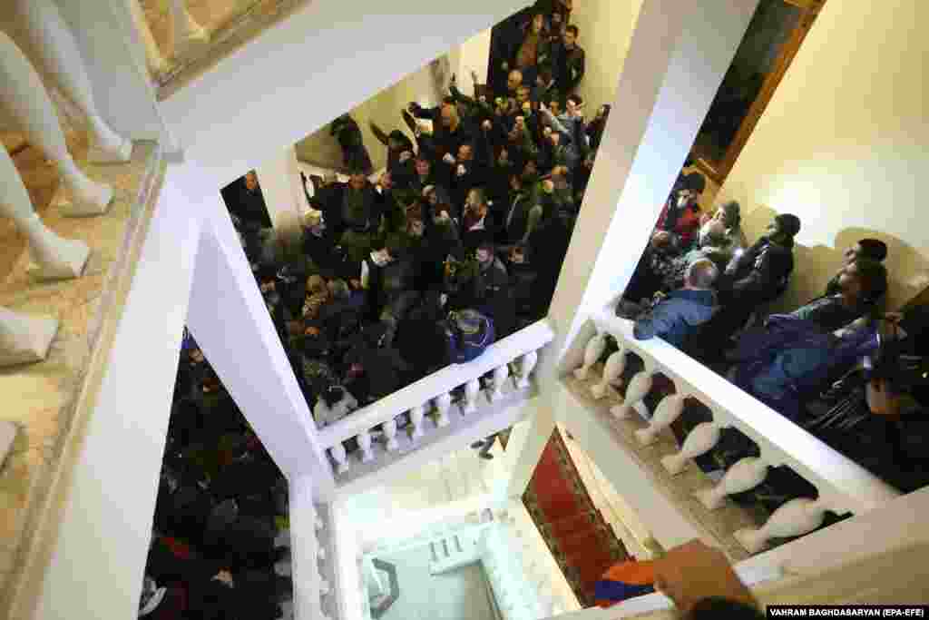 Протестующие заполняют здание правительства в Ереване. Соглашение о перемирии, подписанное при посредничестве России, предусматривает, что практически все территории, занятые азербайджанской стороной с 27 сетября, остаются под контролем Азербайджана. Более того, Азербайджану должны отойти также отдельные территории, которые не были заняты в результате вооруженного конфликта. 
