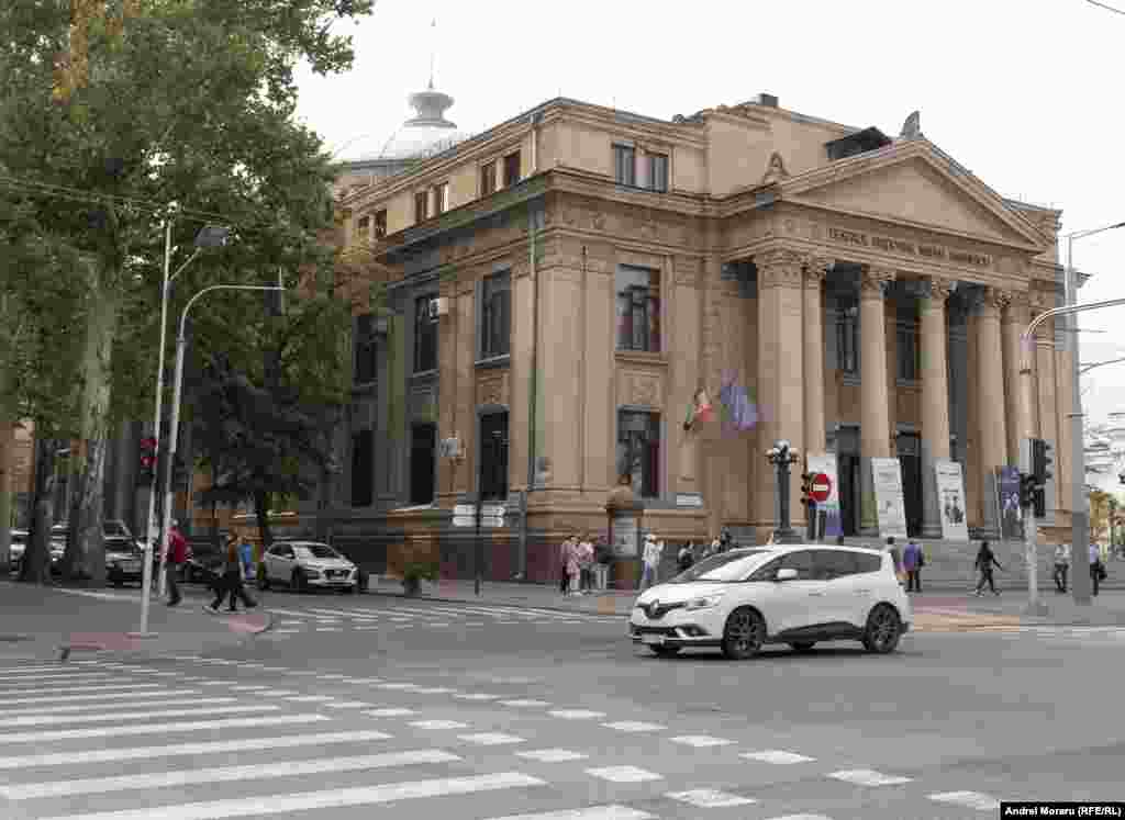 Clădirea Teatrului Național „Mihai Eminescu”, construită în anii '30 ai secolului XX, are statut de monument de artă, arhitectură și istorie de importanță națională. Clădirea cu trei niveluri, dintre care un atic și un subsol, este amplasată la colțul unui cartier, pe un teren care fusese destinat cândva pieței polițienești, fiind mărginită lateral de strada Mihai Eminescu.