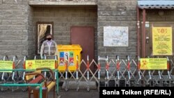 Заблокированный вход в многоквартирный дом в Нур-Султане.