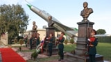 Памятное мероприятие в честь российского летчика <a href="https://en.wikipedia.org/wiki/Roman_Filipov#:~:text=Roman%20Nikolayevich%20Filipov%20(Russian%3A%20%D0%A0%D0%BE%D0%BC%D0%B0%CC%81%D0%BD,Syria%2C%20on%203%20February%202018." target="_self">Романа Филипова</a> на авиабазе Хмеймим недалеко от Латакии. Февраль 2023 года.<br />
<br />
Спутниковые снимки, сделанные 13 декабря, показывают, что Россия, по-видимому, <a href="https://www.rferl.org/a/syria-russia-hmeimim-military-equipment-withdrawal/33239263.html" target="_self">вывозит </a>технику с базы Хмеймим после недавнего свержения своего союзника, президента Башара Асада