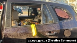За даними слідства, на момент вибуху посадовець разом із дружиною був у салоні автомобіля