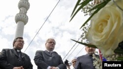 Ivo Josipović sa kardinalom Vinkom Puljićem i reisu-l-ulemom Mustafom ef. Cerićem u Ahmićima 