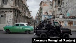 Forțele de ordine patrulează Havana în urma protestelor care au început duminică în Cuba.