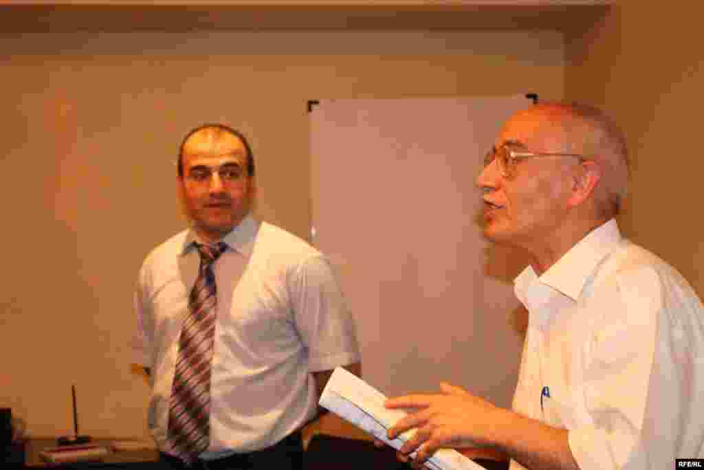 "Ədəbi Azadlıq-2010" müsabiqəsinin münsifi Rafiq Tağı və koordinatoru Rövşən Qəmbərov (solda)