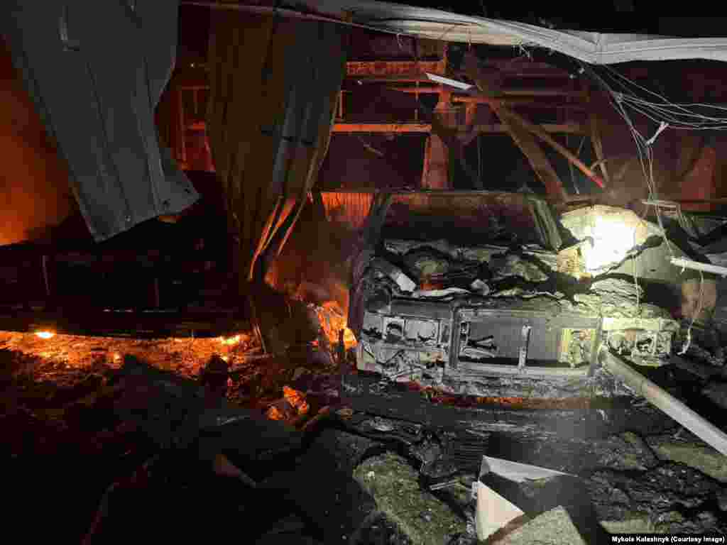 Această mașină distrusă pare a fi fost o mașină ZiL, de fabricație sovietică. Deteriorarea colecției de mașini de epocă a lui Ianukovici a fost cauzată de ceea ce autoritățile de la Kiev spun că au fost &bdquo;resturi&rdquo; care au căzut în timpul atacului cu drone rusești. &nbsp;