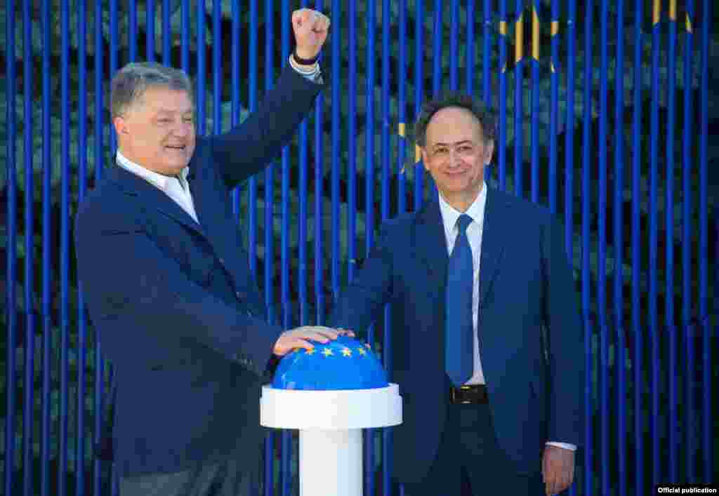 Президент України Петро Порошенко (ліворуч) і голова представництва ЄС в Україні Юґ Мінґареллі під час запуску символічного «таймеру безвізу» у рамках урочистої церемонії з нагоди започаткування безвізового режиму між Україною та ЄС на площі перед адміністрацією президента України. Київ, 10 червня 2017 року