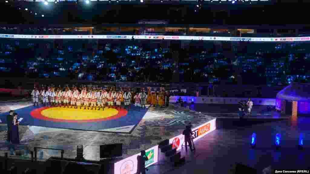 Открытие чемпионата мира по казах курес «Әлем Барысы-2017» состоялось днем, вечером уже были объявлены его призеры. В нем участвовали спортсмены из 38 стран, от Казахстана выступили шестеро участников.