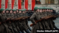 Data de 9 mai marchează ziua în care Germania nazistă s-a predat forțelor sovietice, la o zi după capitularea în fața aliaților occidentali, motiv pentru care Marea Britanie, SUA și aliații lor sărbătoresc victoria pe 8 mai.