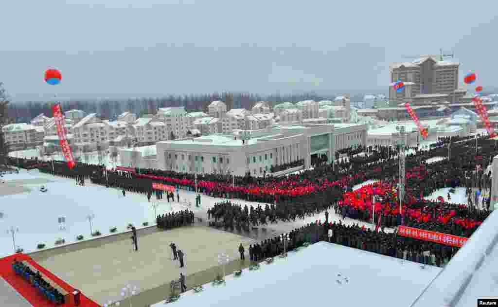 Типичните за Северна Корея масови сцени. Държавната телевизия описа града като "пример за модерен планински социалистически град, въплъщение на модерната цивилизация".