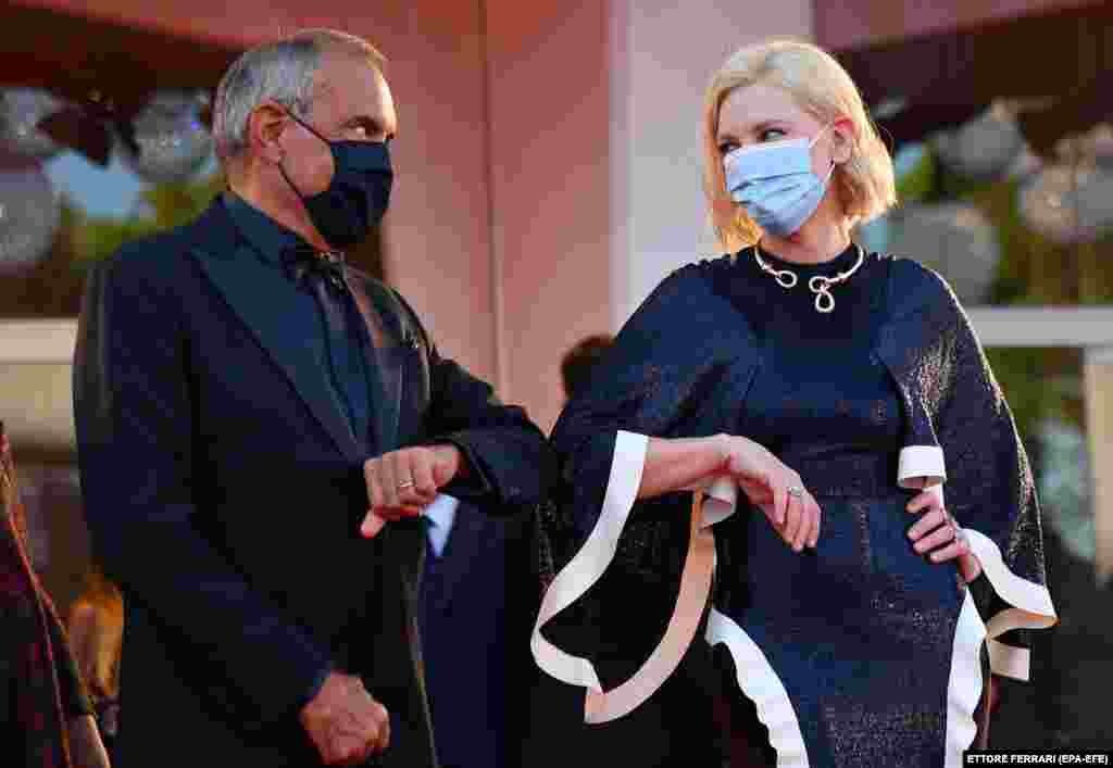 Direktor festivala Alberto Barbeta (lijevo) i predsjednica žirija 77. Venecija film festivala, glumica Cate Blanchet dolaze na otvaranje, 2. septembar, 2020. 