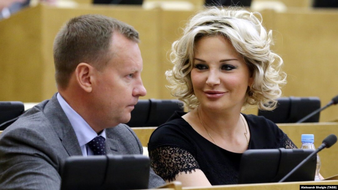 Покійний Денис Вороненков із дружиною Марією Максаковою під час сесії Держдуми, Москва, червень 2016 року