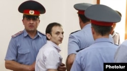 Տիգրան Առաքելյանը դատարանի դահլիճում, 2012թ․
