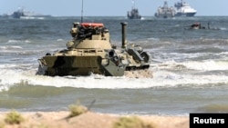 Un transportor blindat rusesc BTR-82A ajunge pe țărm în timpul exercițiilor militare de pe coasta Mării Caspice în Daghestan, în septembrie 2019.