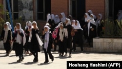 هرات کې د ښوونځي یوشمېر نجونې 