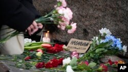 Orice manifestație publică de comemorare a morții lui Alexei Navalnîi este reprimată dur de forțele de ordine din Rusia. Aproape 400 de persoane au fost arestate în ultimele zile.