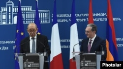 Ֆրանսիայի արտգործնախարար Ժան-Իվ Լը Դրիանը (ձ) և Հայաստանի արտգործնախարար Զոհրապ Մնացականյանը: