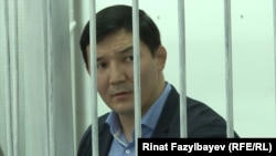 Дамирбек Асылбек уулу Алмата шаарындагы сот отурумунда. 