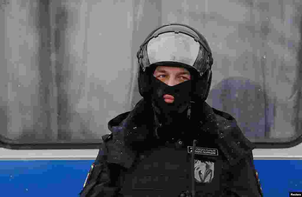 Полиция кызматкери.