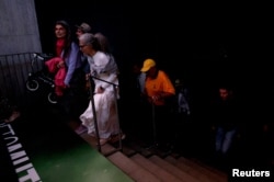 Fanii Madrid Open părăsesc arena după ce meciurile au fost suspendate.