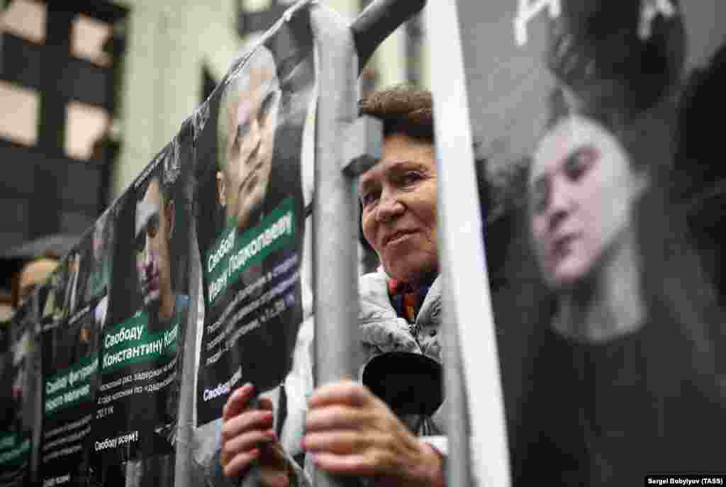 Людзі ўдзельнічаюць у акцыі з патрабаваньнем выпусьціць з турмы дэманстрантаў, затрыманых падчас маскоўскіх пратэстаў 29 верасьня