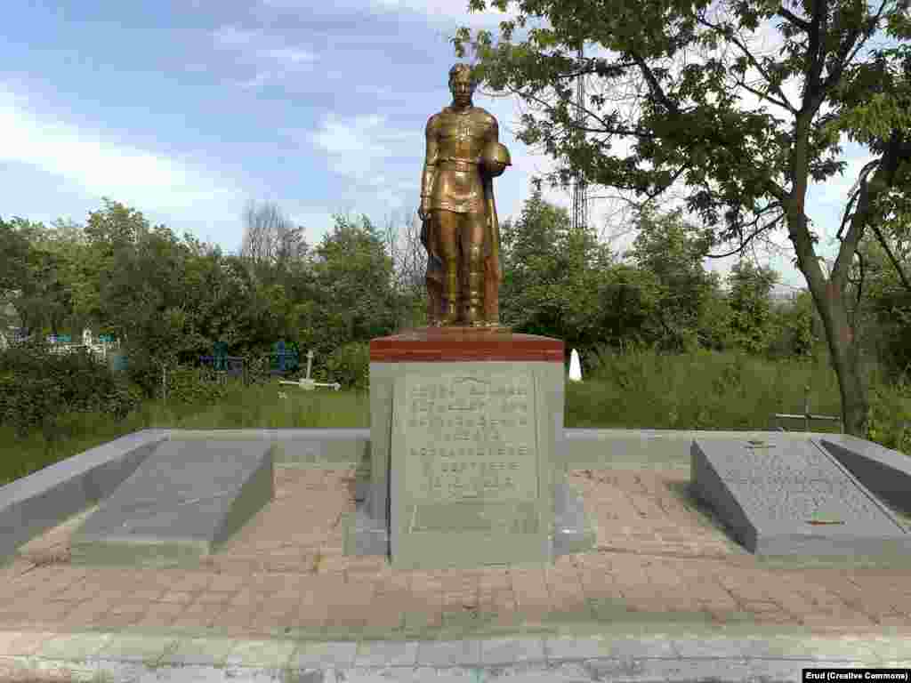 Военный мемориал в поселке Новгородское. Кристина Шевченко, возглавляющая группу под названием «Инициативная молодежь украинского Нью-Йорка», сообщила Азаттыку, что если идею переименования одобрят, то на въезде в населенный пункт «установят знак, который будет встречать гостей».