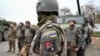 Soldați ucraineni din Brigada Mecanizată Separată 155 stau lângă vehicule militare în timpul unui exercițiu de antrenament în Franța. (fotografie de arhivă)