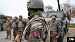 Ukrajinski vojnici iz 155. odvojene mehanizovane brigade stoje pored vojnih vozila tokom vojne vježbe u Francuskoj.