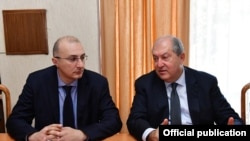 «Հայաստան» համահայկական հիմնադրամի գործադիր տնօրեն Հայկակ Արշամյան, ՀՀ նախագահ, հիմնադրամի հոգաբարձուների խորհրդի նախագահ Արեմն Սարգսյան, արխիվ
