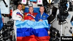 Ruski kozmonauti drže zastavu takozvane Narodne Republike Lugansk, Međunarodna svemirska stanica, 4. juli 2022.